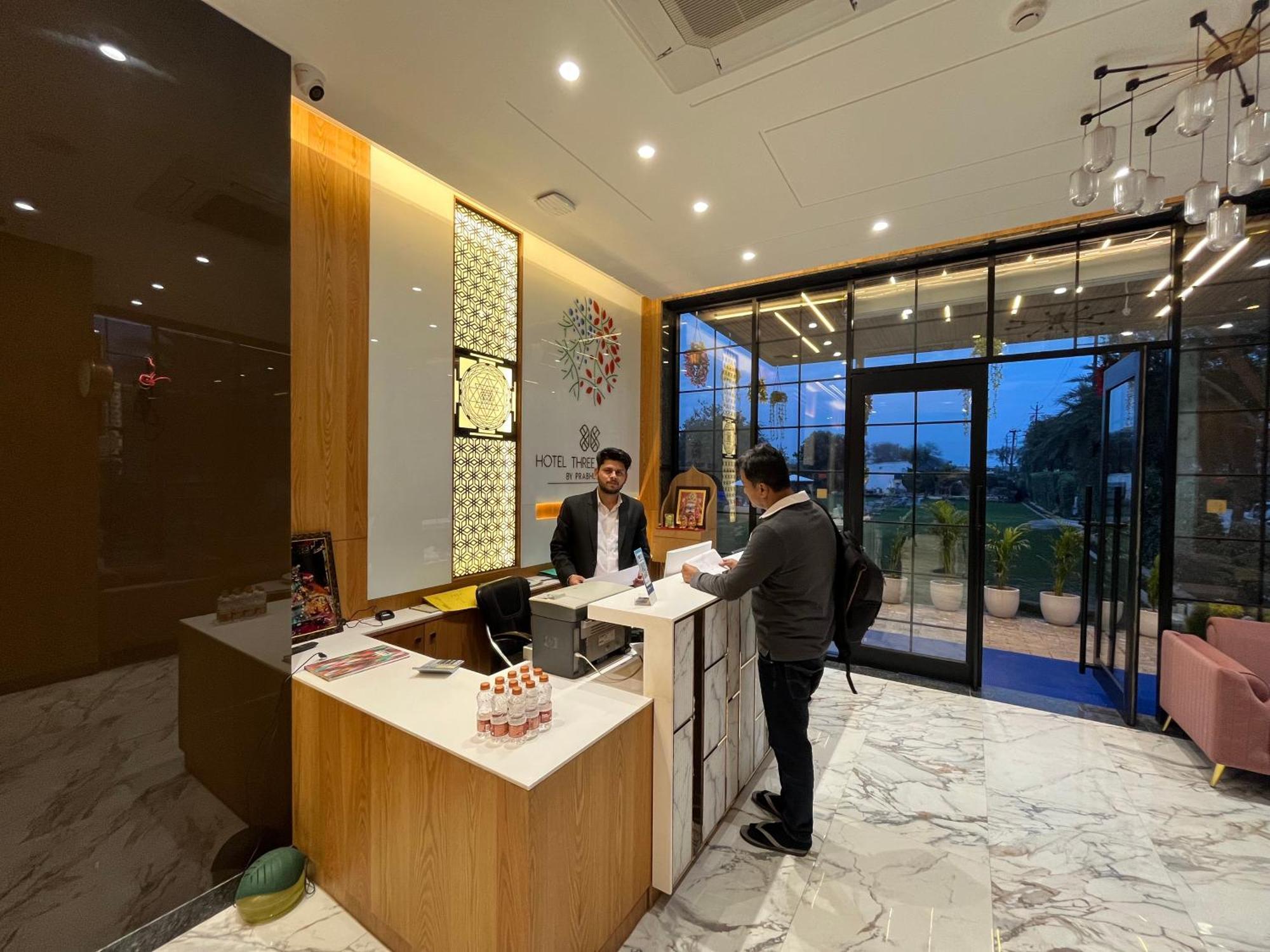 Hotel Three Seasons Vrindāvan Exterior foto